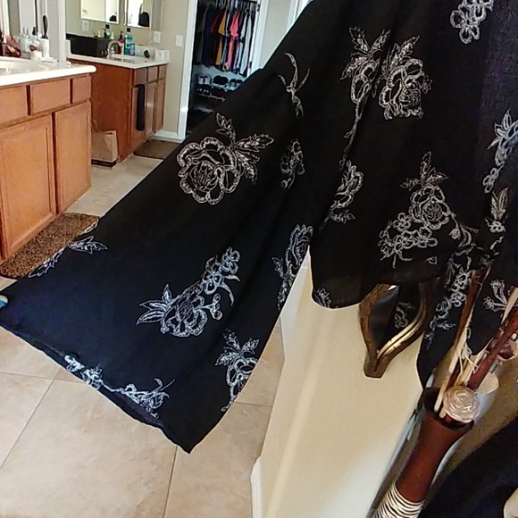 NWT GUESS Tie Front Crop Blouse - Picture 2 of 3